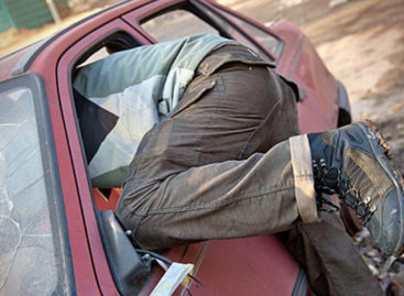 В Сальском районе задержали подозреваемых в краже имущества из автомобиля