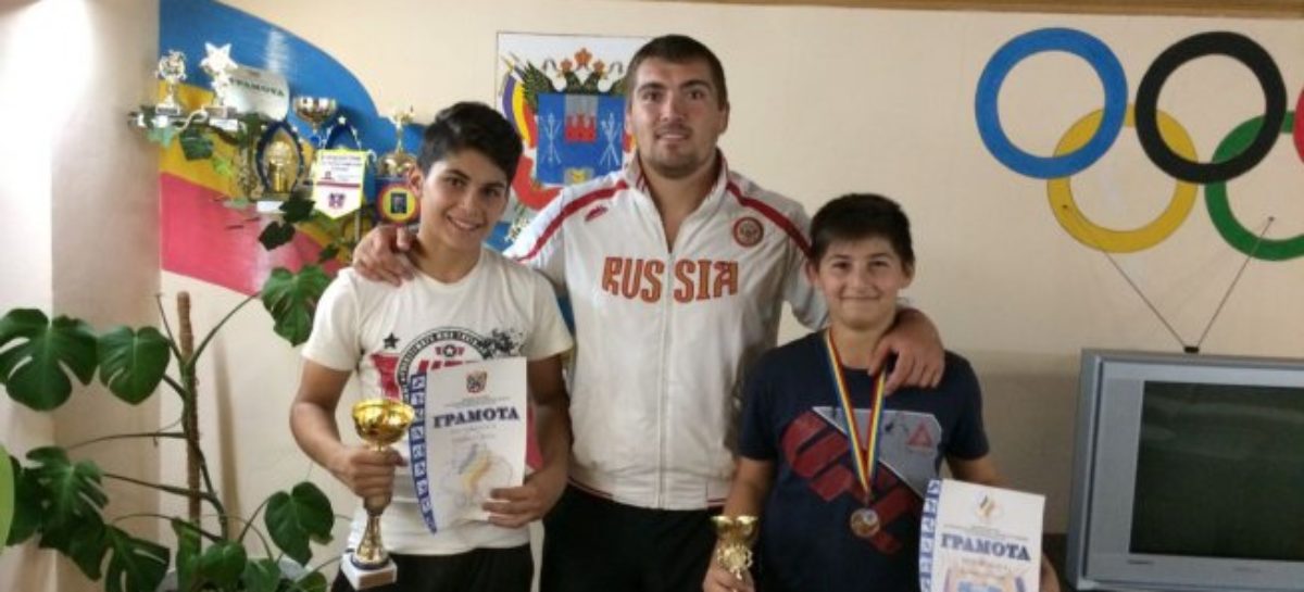 Гигантовские борцы успешно выступили в Весёловском