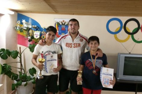 Гигантовские борцы успешно выступили в Весёловском
