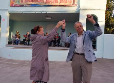 Сальчане серебряного возраста станцевали в городском парке