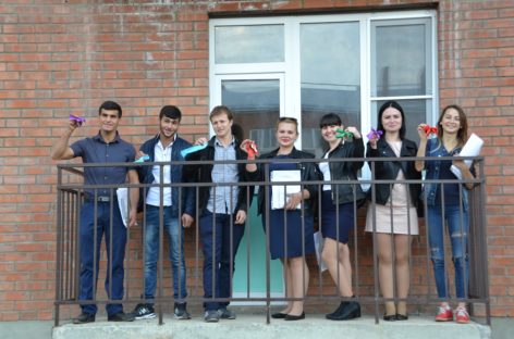 В Сальске ключи от собственных квартир получили 15 новосёлов