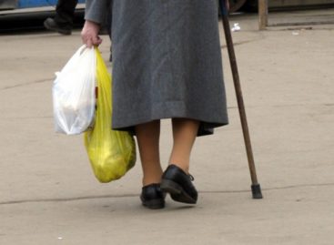 В Сальске сбили 81-летнюю женщину, переходившую дорогу в неположенном месте