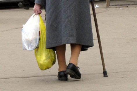 В Сальске сбили 81-летнюю женщину, переходившую дорогу в неположенном месте