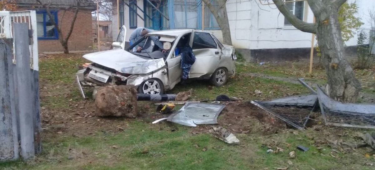 «Десятка» на полном ходу влетела в частный двор