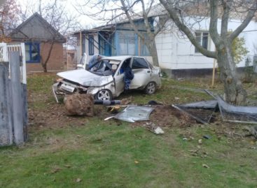 «Десятка» на полном ходу влетела в частный двор