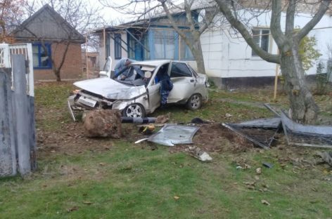 «Десятка» на полном ходу влетела в частный двор