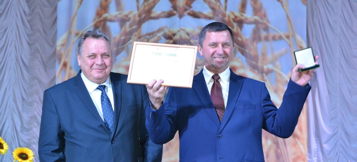 Работники полей и ферм отметили профессиональный праздник
