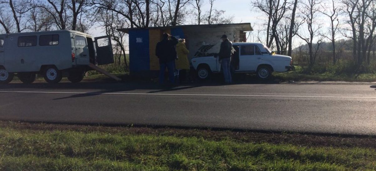 Жительница Пролетарска въехала в автобусную остановку