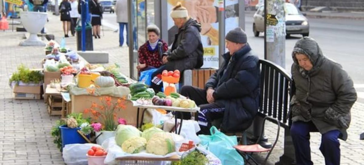 Сальчане продолжают торговать с земли и жечь сухую траву