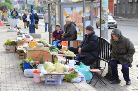 Сальчане продолжают торговать с земли и жечь сухую траву