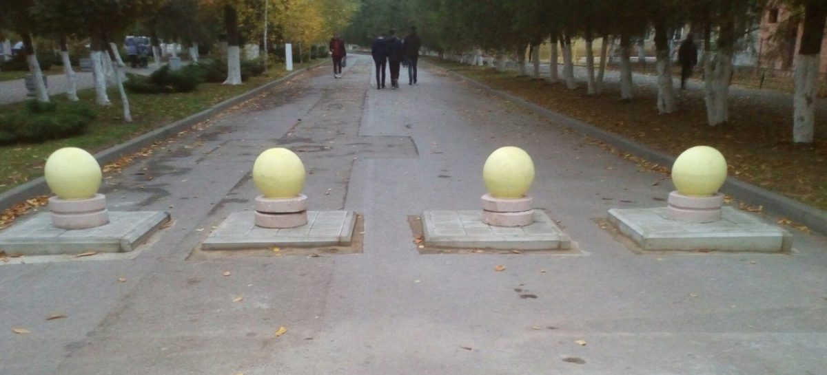 В центре Сальска малые архитектурные формы мешают коляскам