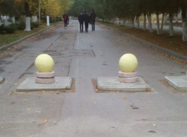 В центре Сальска малые архитектурные формы мешают коляскам