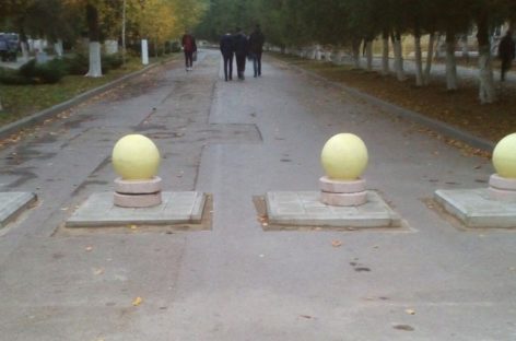 В центре Сальска малые архитектурные формы мешают коляскам