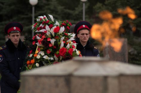 Сальчане возложили цветы к мемориалу «Поклон» в День неизвестного солдата