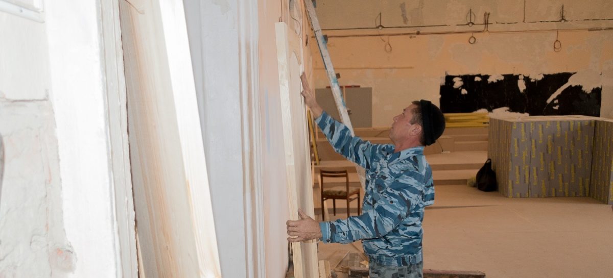В Сальском РДК ремонтируют кинозал