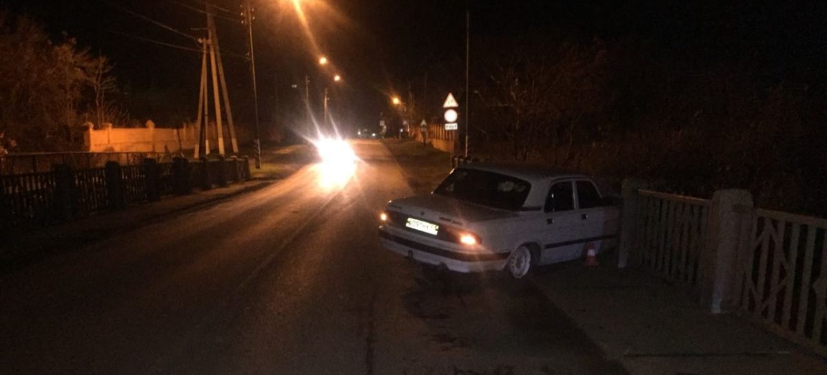 В Сальске «Волга» чуть не упала в реку с моста