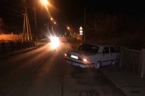 В Сальске «Волга» чуть не упала в реку с моста