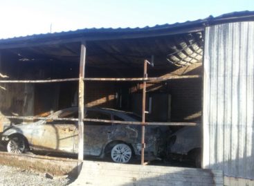 Два автомобиля и несколько хозпостроек сгорели в частном дворе в Сальске