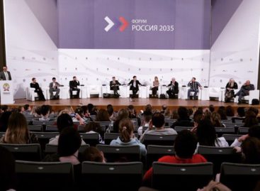 Школьницы Сальского района поучаствовали в разработке стратегии развития страны в Москве