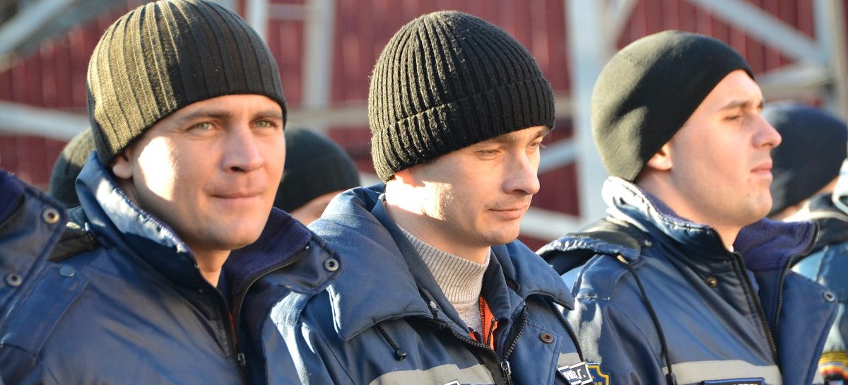 В Сальске спасателей поздравили с профессиональным праздником