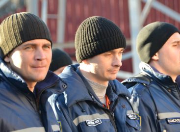 В Сальске спасателей поздравили с профессиональным праздником