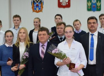 В честь Дня Конституции сальские школьники получили паспорта в городской администрации