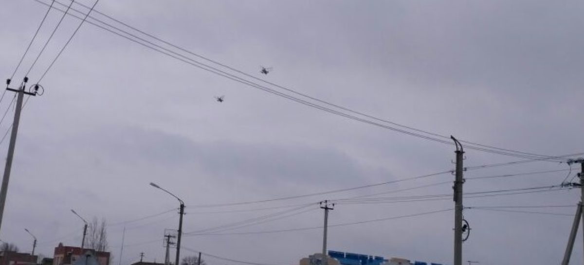 Военные вертолеты в небе над Сальском летели на базу под Волгоградом