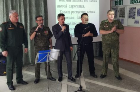 В сальской школе № 21 ветераны «Боевого братства» дали концерт для учеников