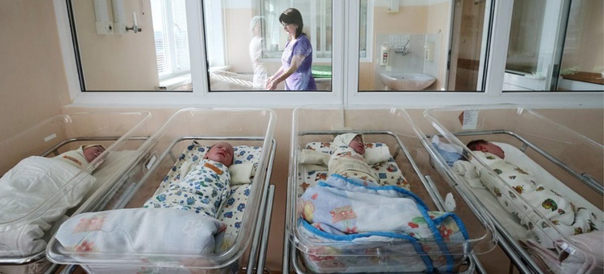 С января российским семьям начали выплачивать пособие на первенца