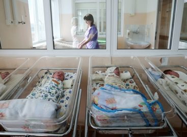 С января российским семьям начали выплачивать пособие на первенца