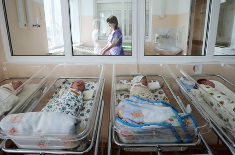 С января российским семьям начали выплачивать пособие на первенца