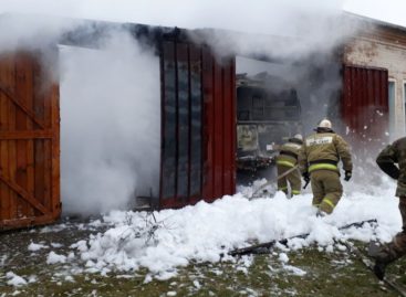 Гараж со школьным автобусом загорелся в Сальском районе