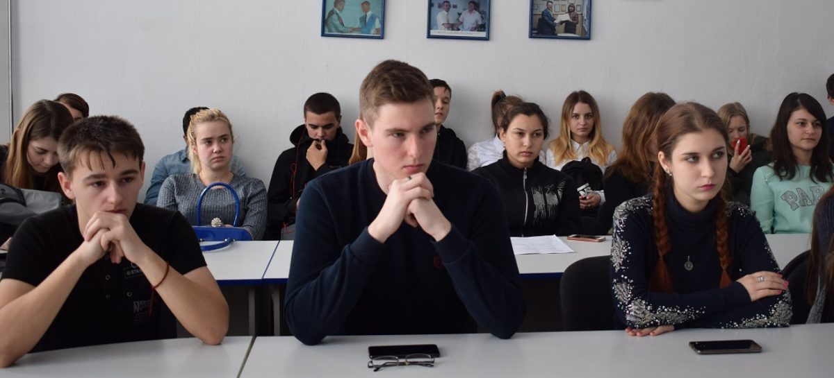 Молодые сальчане пообщались с православным и мусульманским священнослужителями за круглым столом