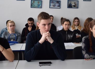 Молодые сальчане пообщались с православным и мусульманским священнослужителями за круглым столом