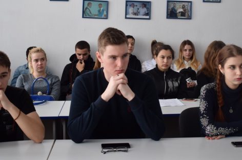 Молодые сальчане пообщались с православным и мусульманским священнослужителями за круглым столом