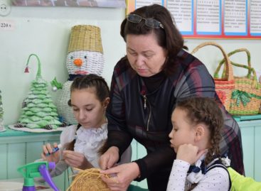 Педагог Сальской СЮТ Светлана Шустова и ученики умеют сплести дома уют