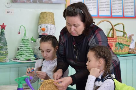 Педагог Сальской СЮТ Светлана Шустова и ученики умеют сплести дома уют