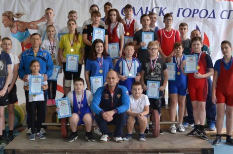 Проба штанги: юные тяжелоатлеты соревновались в Сальске