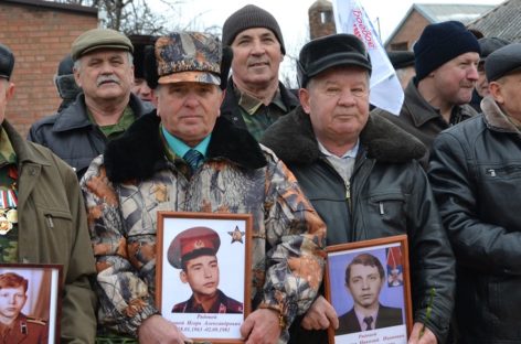 В День воина-интернационалиста в Сальске на площадь Свободы вышел «Бессмертный взвод»