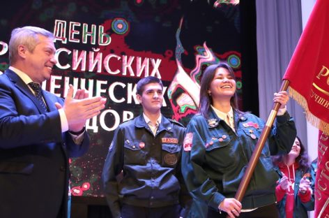 Василий Голубев поздравил лидеров студенческих отрядов с праздником
