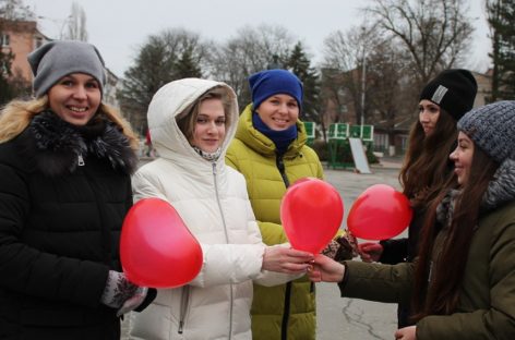 От сердца — к сердцу: сальская молодежь поздравила горожан