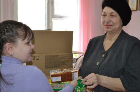 Дети-инвалиды и многодетные семьи Сальского района получили сладкие подарки