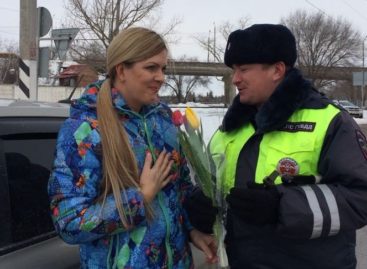 Цветы от сотрудников ГИБДД — в подарок сальским автоледи