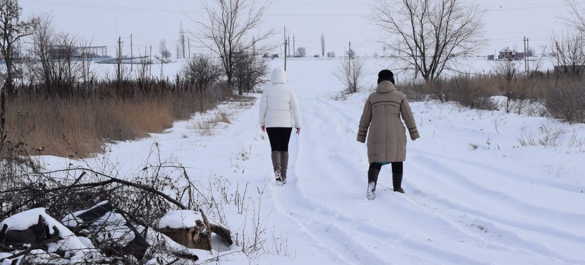 Жители улицы Ольховой в Сальске не могут добраться до своего дома