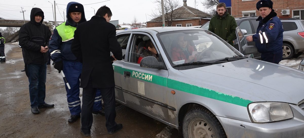 В Сальске сотрудники ГИБДД и приставы провели рейд