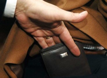 В Сальске работник супермаркета обокрал покупательницу