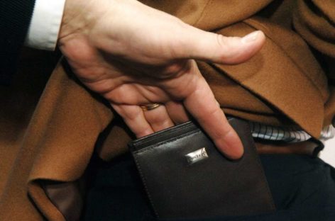 В Сальске работник супермаркета обокрал покупательницу