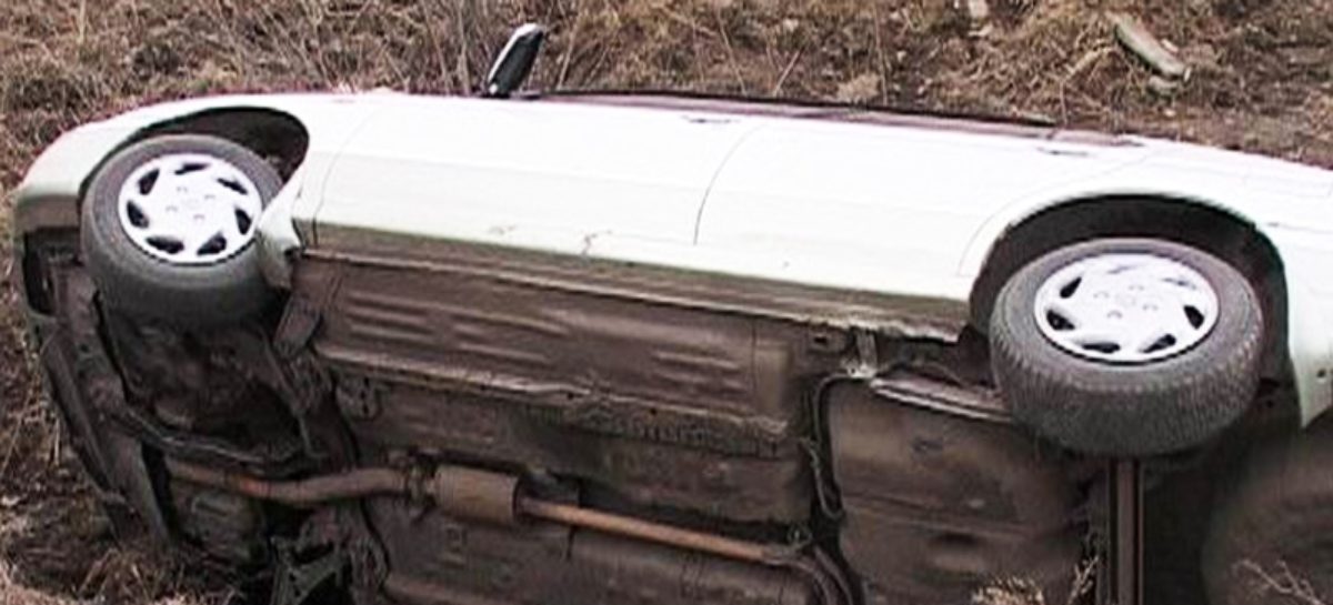 Автомобиль с жителями Калмыкии перевернулся в Сальском районе