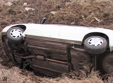 Автомобиль с жителями Калмыкии перевернулся в Сальском районе