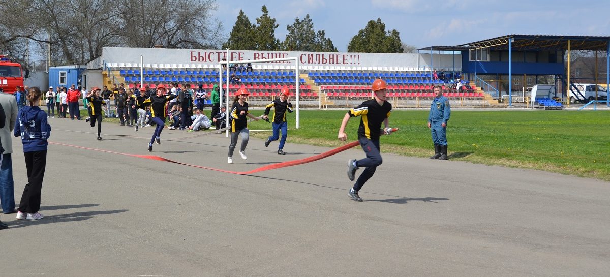 В Сальске, на стадионе «Локомотив», соревновались юные пожарные